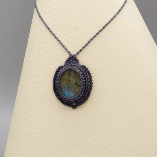 Collana in micro-macram&eacute; grigio scuro con una splendida labradorite