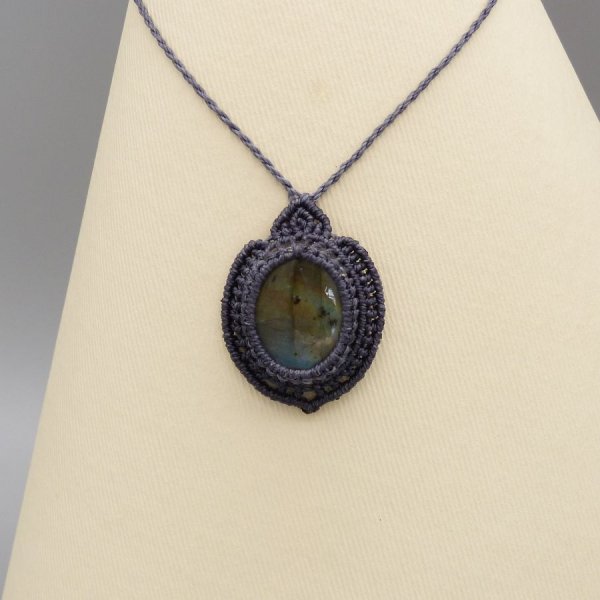 Collana in micro-macram&eacute; grigio scuro con una splendida labradorite