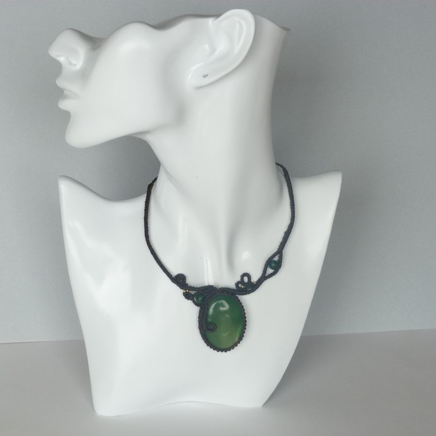 Collana in micro-macramé marrone cioccolato con gemma verde