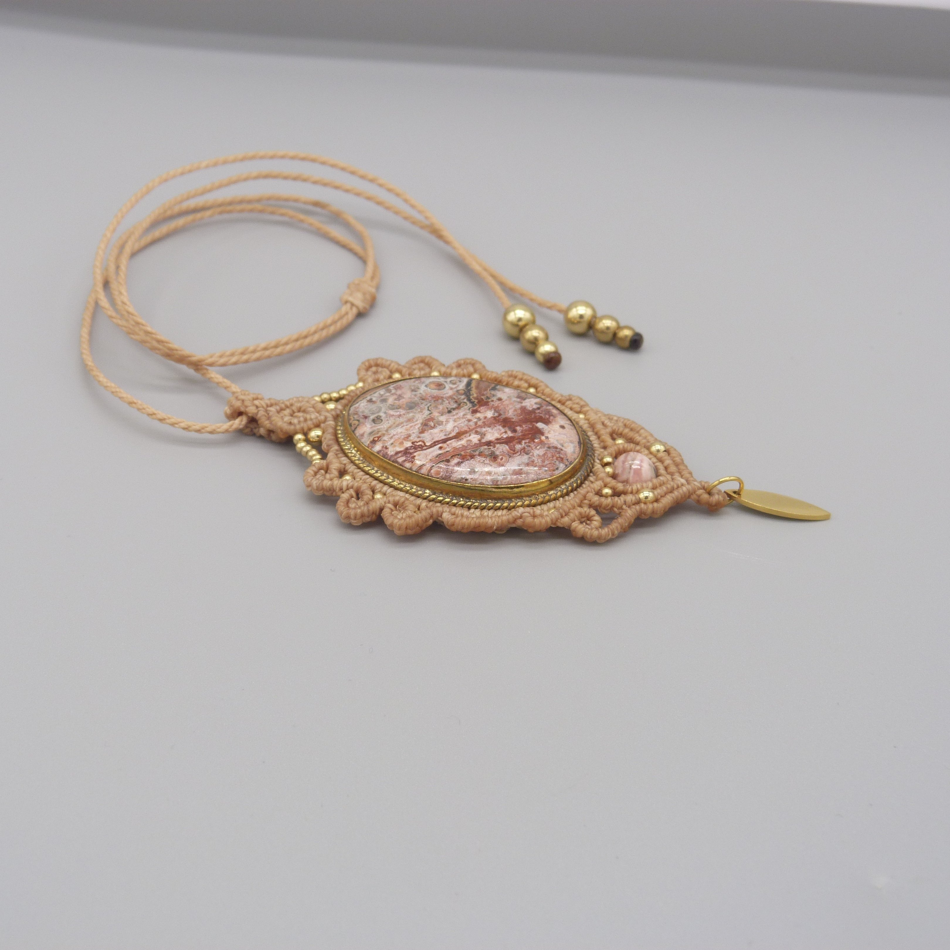 Collana in micro-macramè grigio chiaro con una pietra naturale, la dendrite