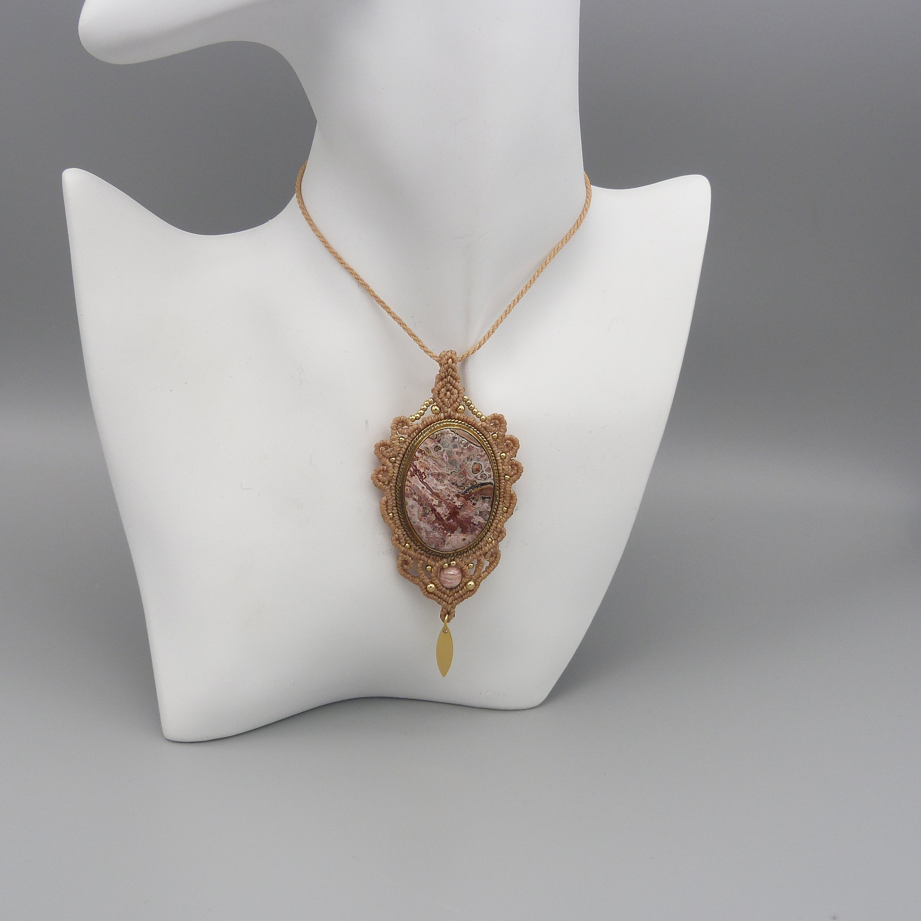 Collana in micro-macramè grigio chiaro con una pietra naturale, la dendrite