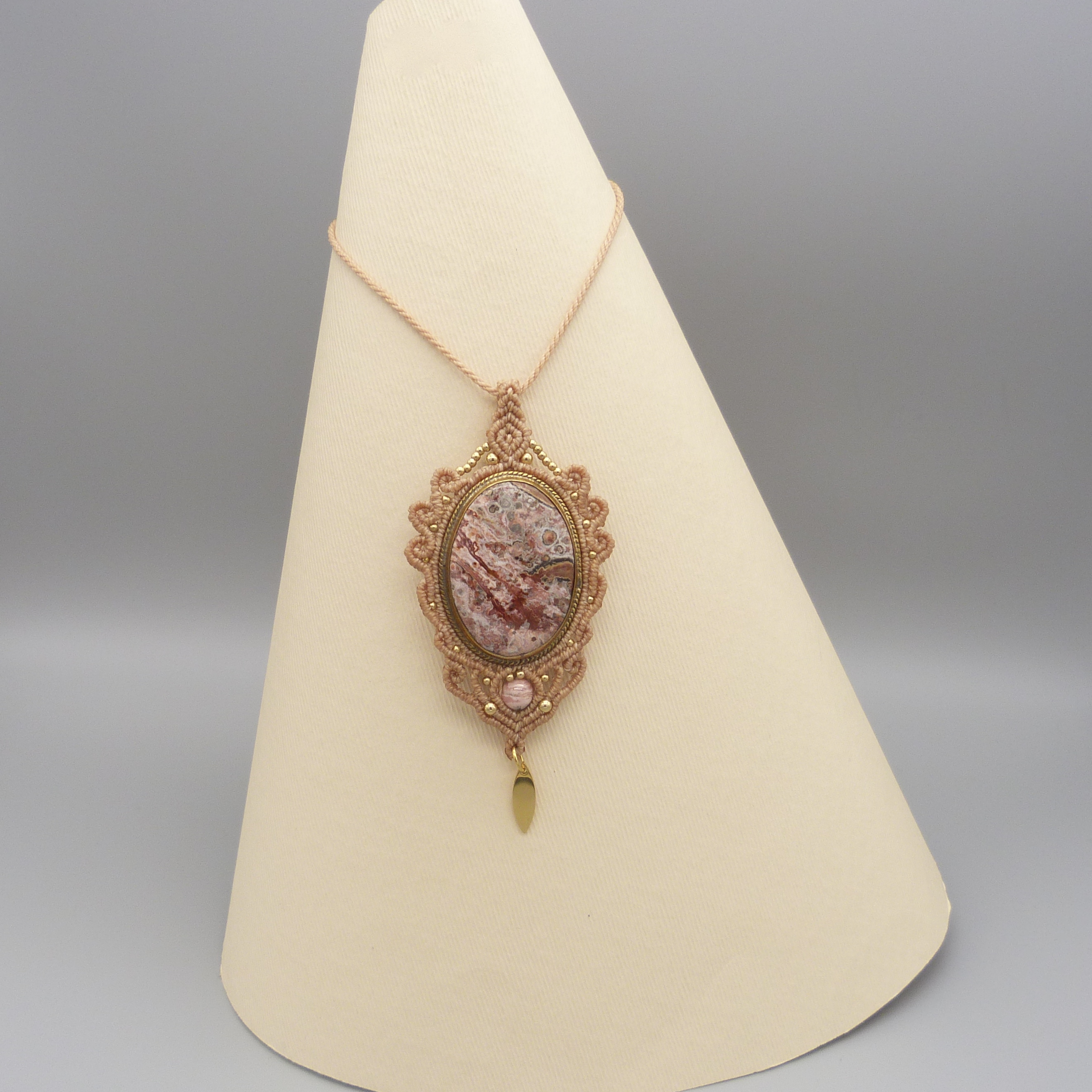 Collana in micro-macramè grigio chiaro con una pietra naturale, la dendrite