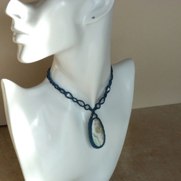 collana in micro-macram&eacute; blu anatra con diaspro larsonite