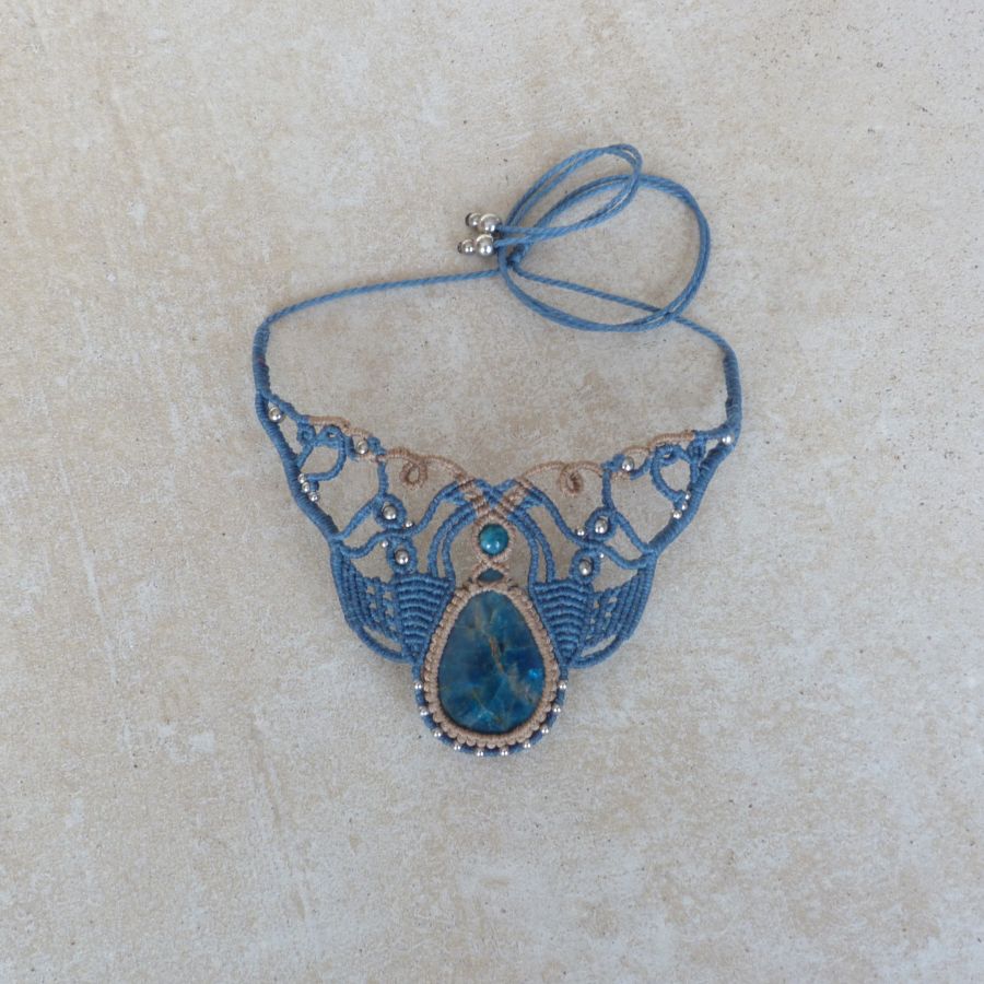 collana in micro-macramè beige e blu anatra con apatite