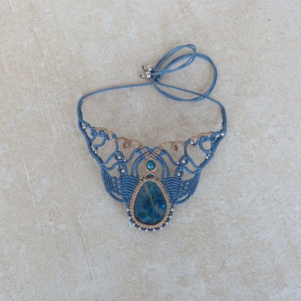 collana in micro-macram&egrave; beige e blu anatra con apatite