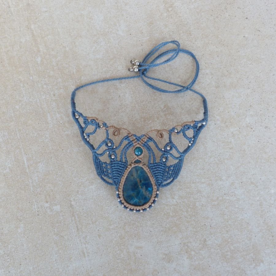 collana in micro-macramè beige e blu anatra con apatite