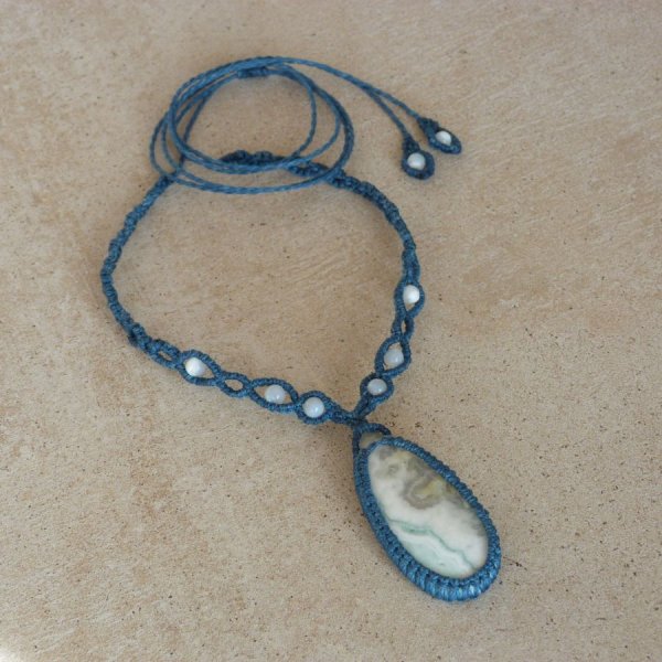 collana in micro-macram&eacute; blu anatra con diaspro larsonite
