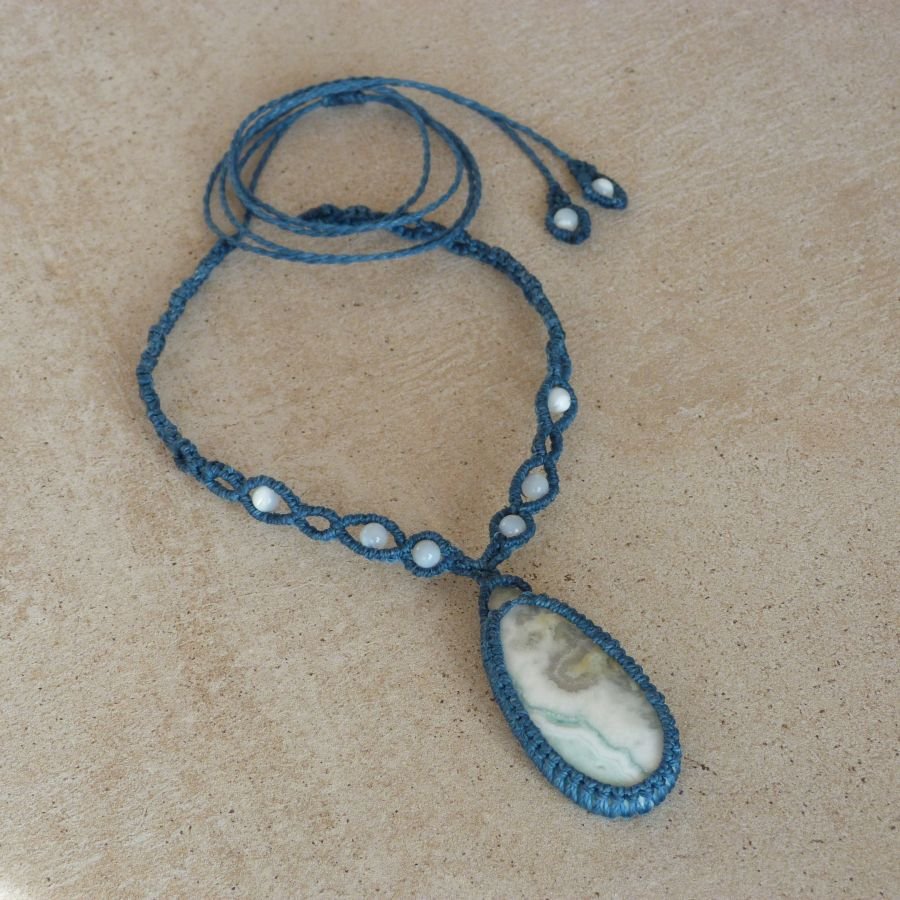 collana in micro-macramé blu anatra con diaspro larsonite