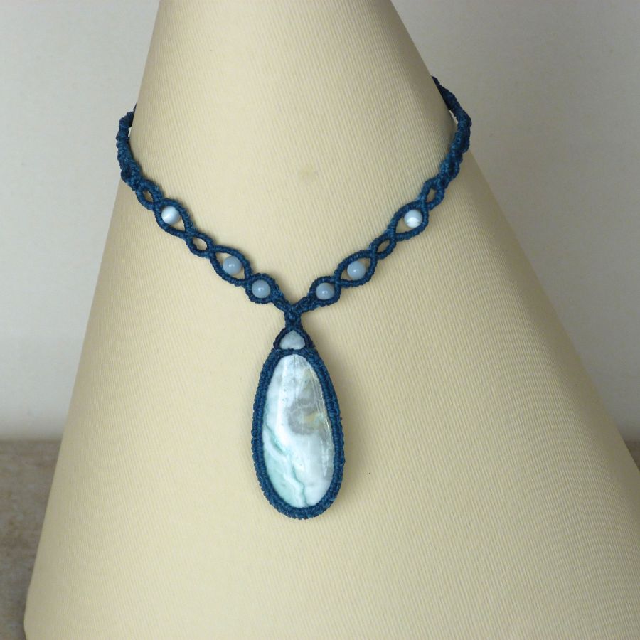 collana in micro-macramé blu anatra con diaspro larsonite