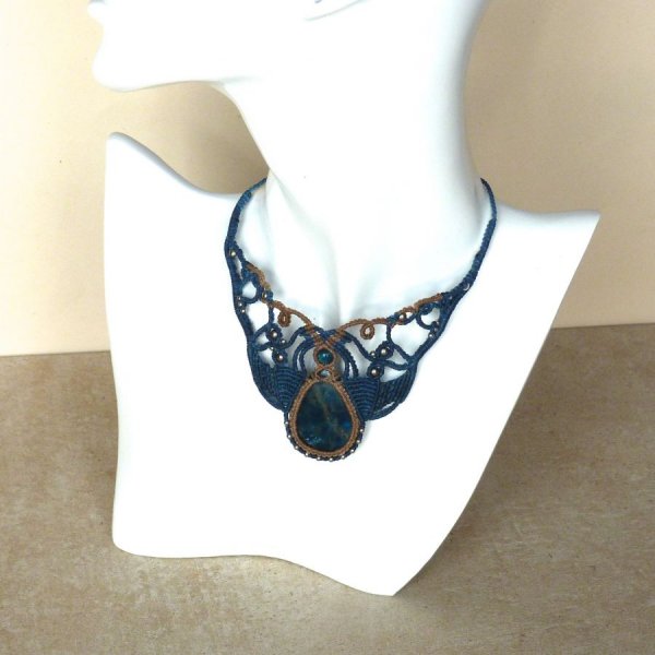 collana in micro-macram&egrave; beige e blu anatra con apatite