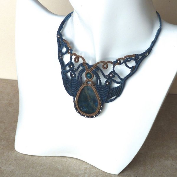 collana in micro-macram&egrave; beige e blu anatra con apatite