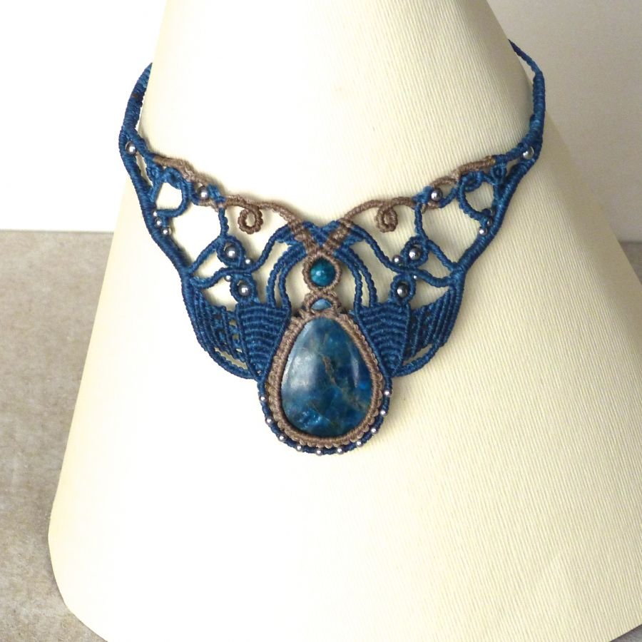 collana in micro-macramè beige e blu anatra con apatite