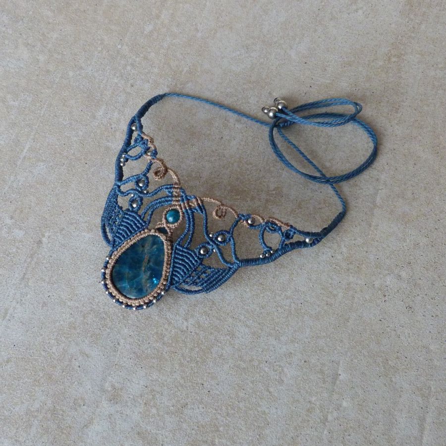 collana in micro-macramè beige e blu anatra con apatite