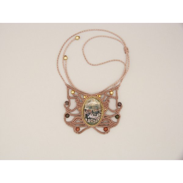 Collana in micro-macram&eacute; color taupe con diaspro