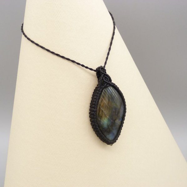 Collana in micro-macram&eacute; nero con labradorite 
