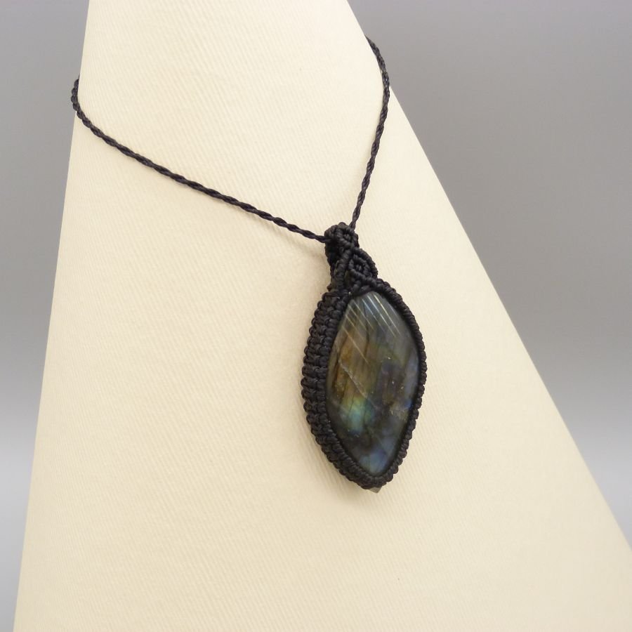 Collana in micro-macramé nero con labradorite 