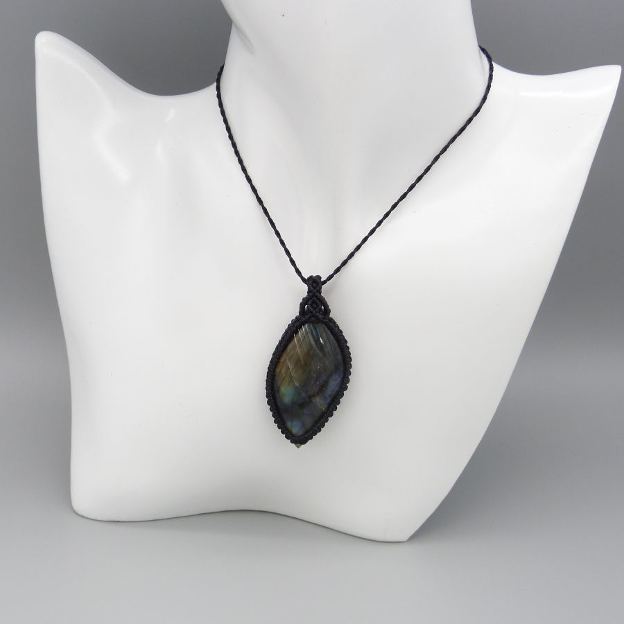 Collana in micro-macramé nero con labradorite 