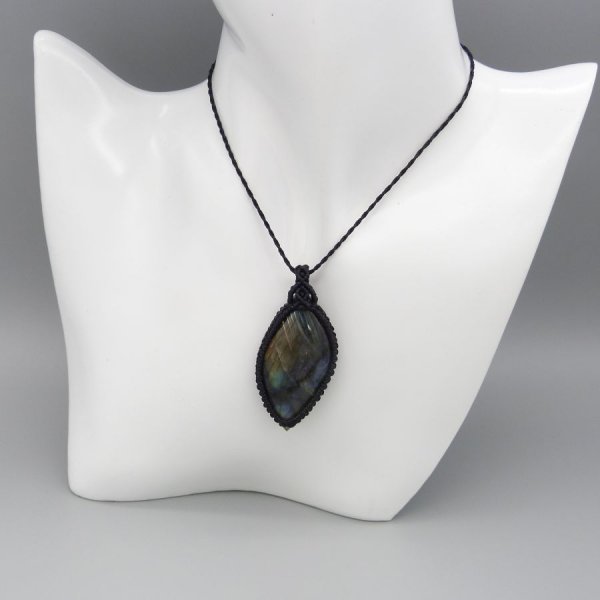 Collana in micro-macram&eacute; nero con labradorite 