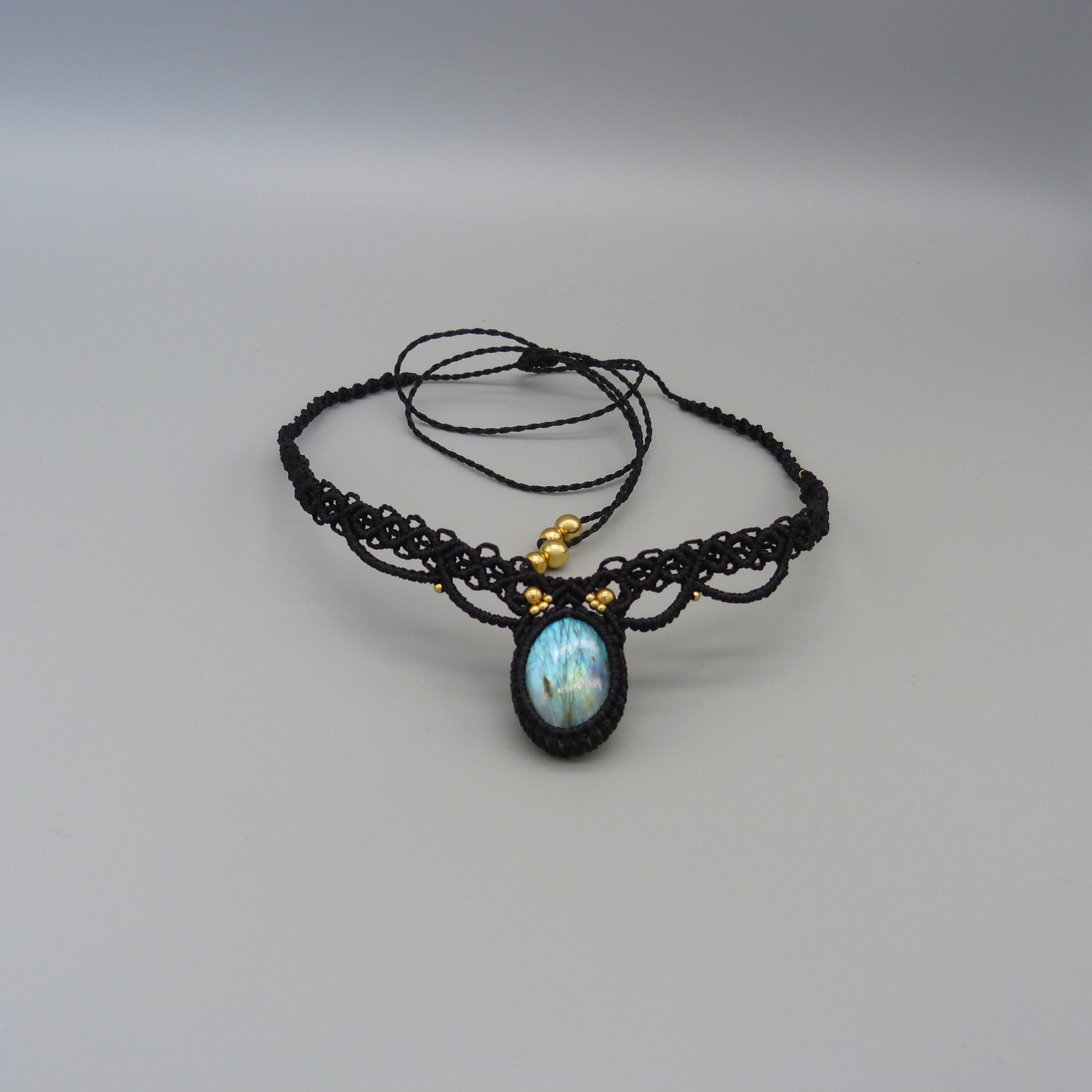 Collier en micro-macram&eacute; ras-du-cou avec une labradorite 