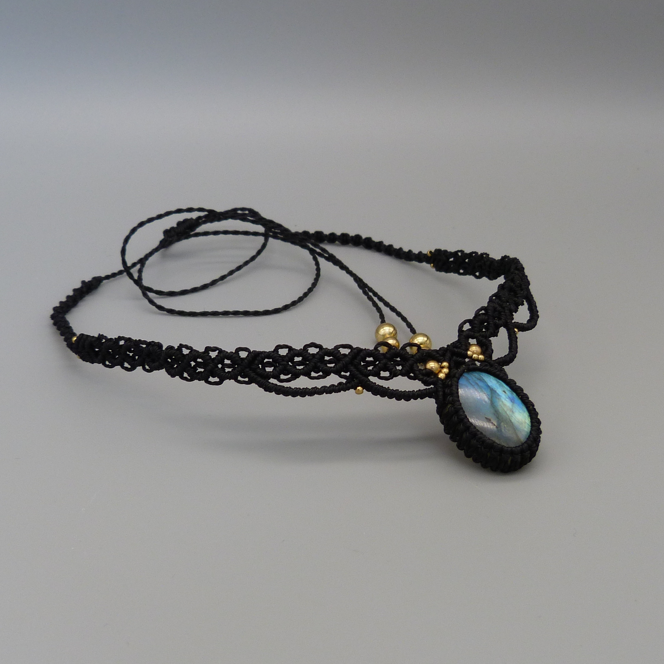 Collier en micro-macramé ras-du-cou avec une labradorite 