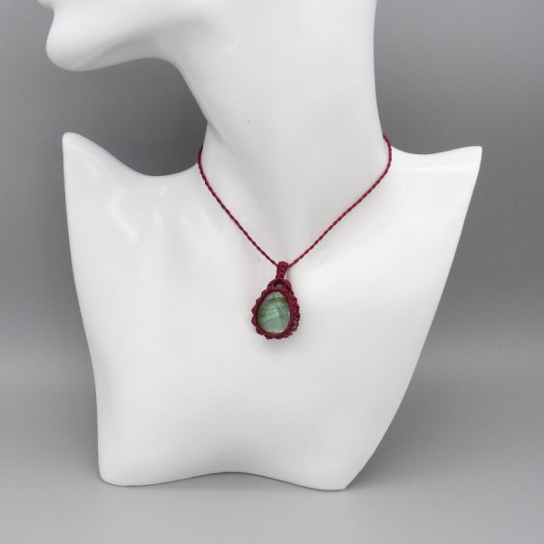 Collier en micro-macram&eacute; rouge avec une labradorite