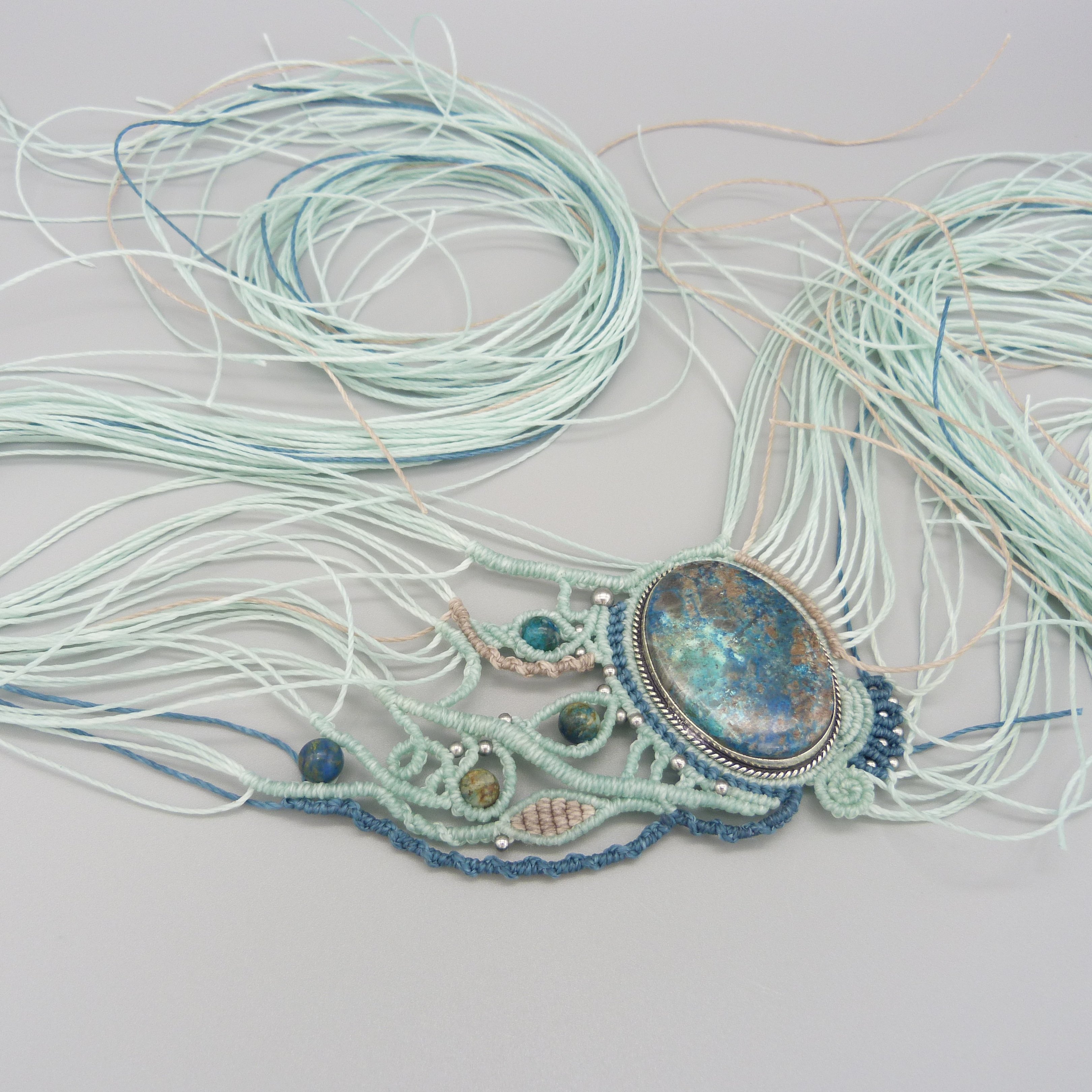 Collier en micro-macram&eacute; vert menthe &agrave; l'eau avec une chrysocolle 