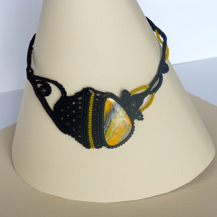 Collana in micro-macramé nero/giallo con pietra naturale, diaspro 