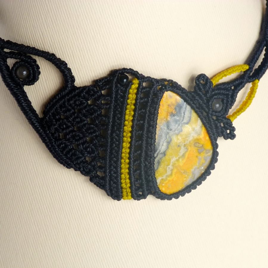 Collana in micro-macramé nero/giallo con pietra naturale, diaspro 