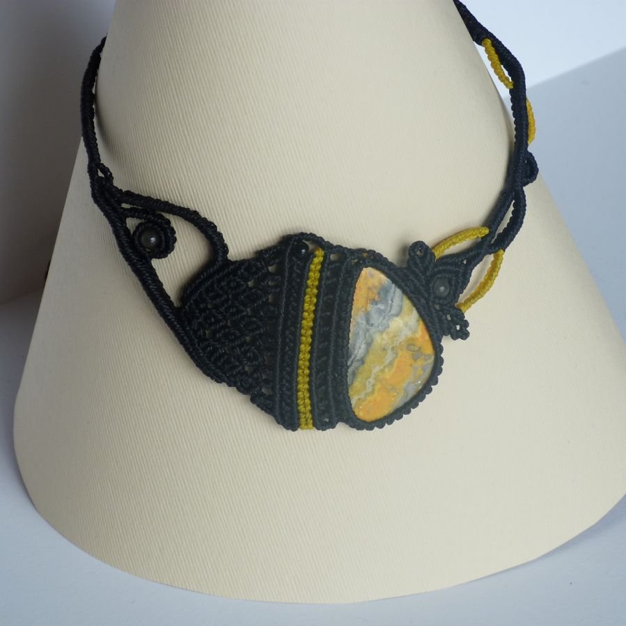 Collana in micro-macramé nero/giallo con pietra naturale, diaspro 