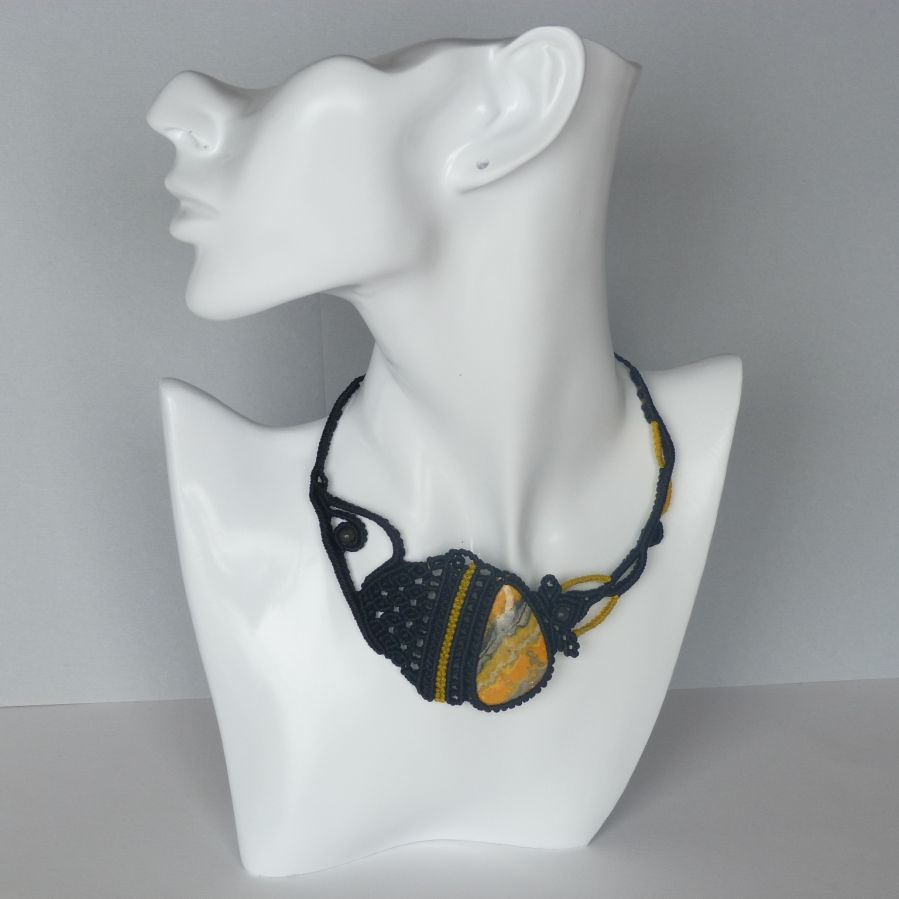 Collana in micro-macramé nero/giallo con pietra naturale, diaspro 