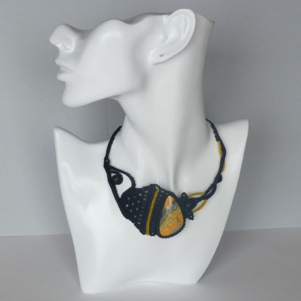 Collana in micro-macram&eacute; nero/giallo con pietra naturale, diaspro 