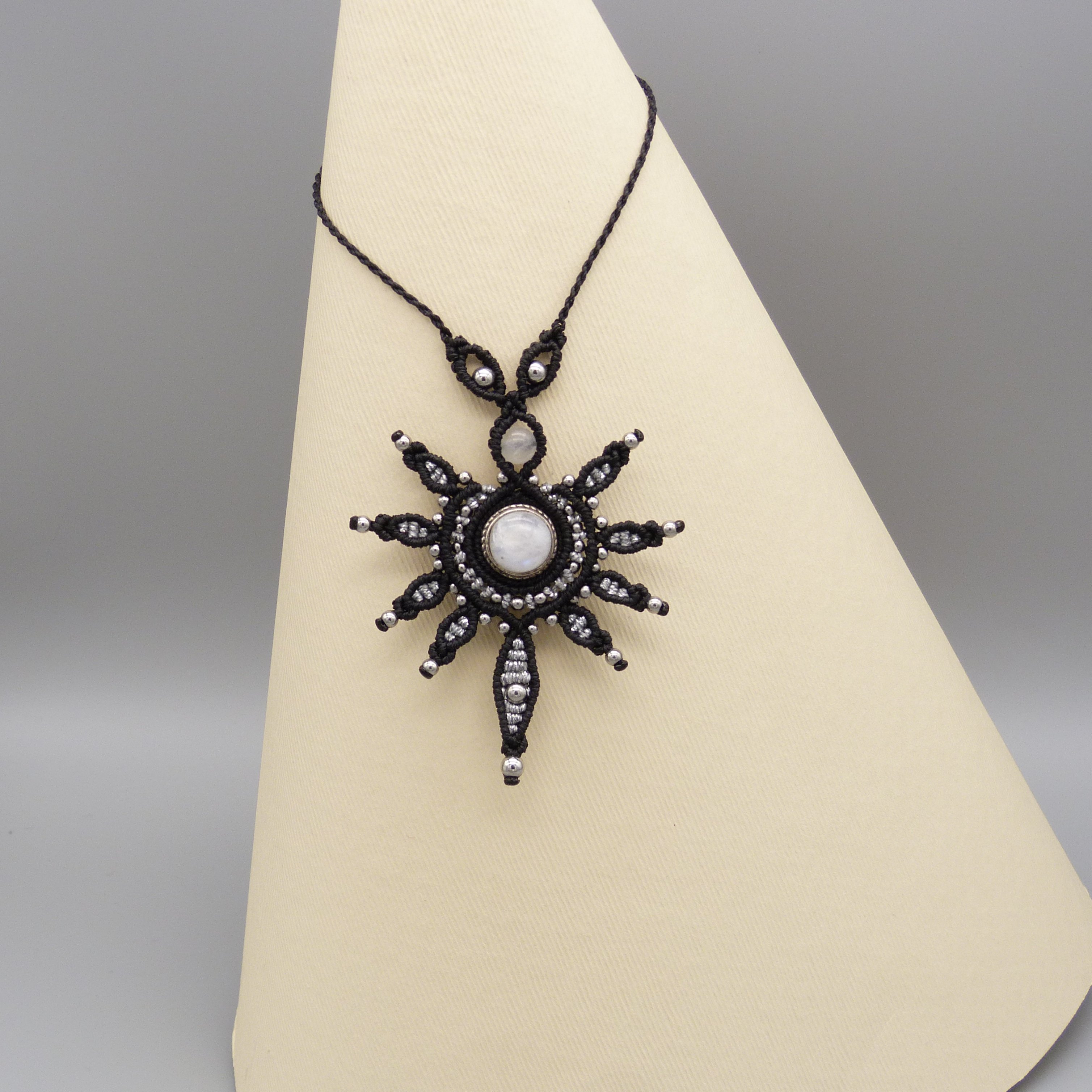 collier noir en micro-macram&eacute; avec une pierre de lune sertie