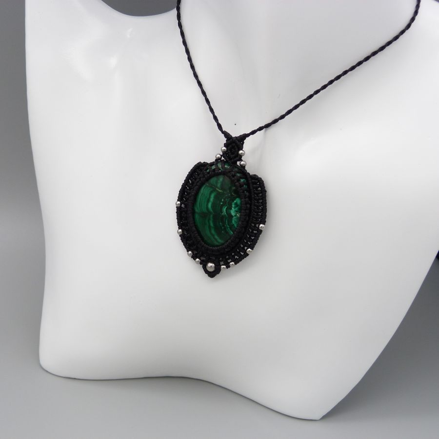 Collier noir en micro-macramé avec une malachite