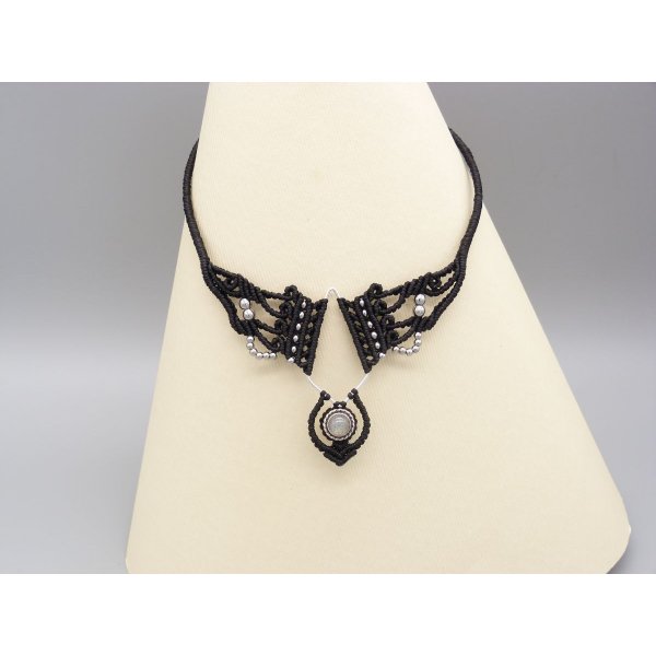 Collana in micro-macram&eacute; nero con labradorite incastonata