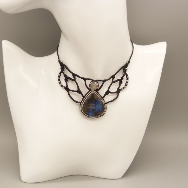 Collana in micro-macram&eacute; nero con labradorite incastonata