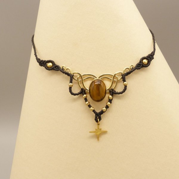 Collana in micro-macram&eacute; nero con occhio di tigre