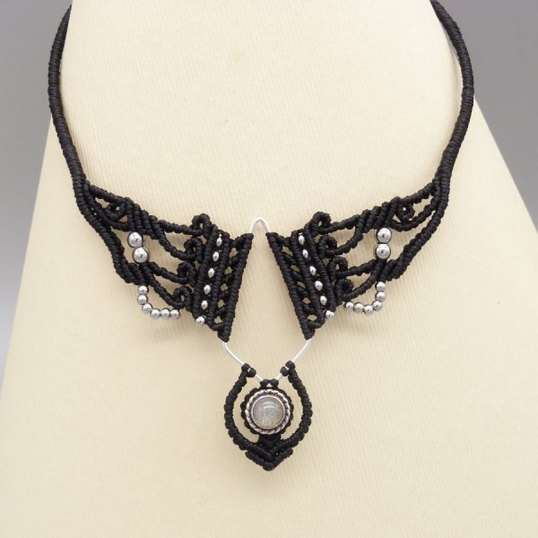 Collana in micro-macram&eacute; nero con labradorite incastonata