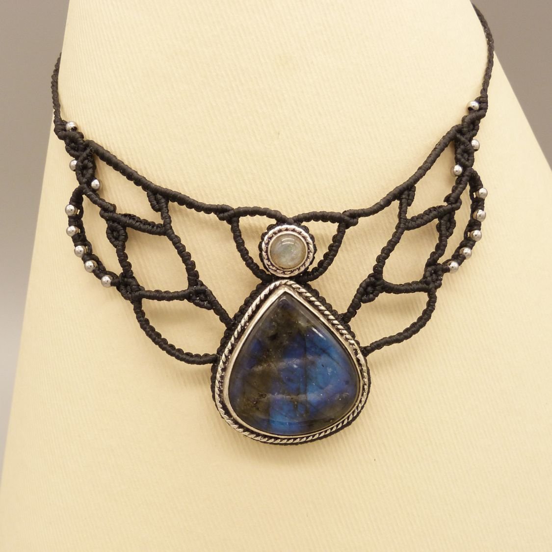 Collana in micro-macramé nero con labradorite incastonata