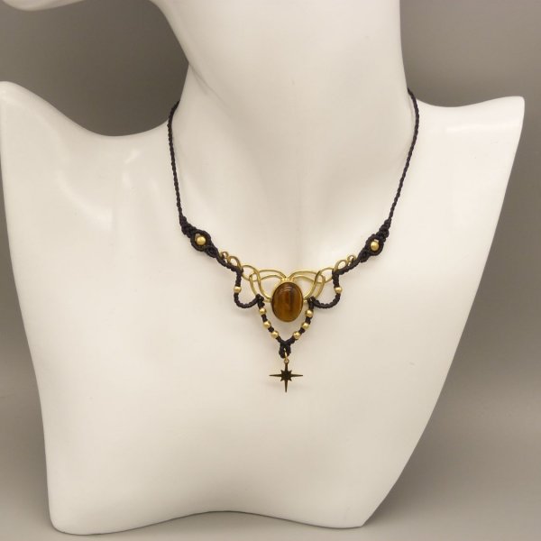 Collana in micro-macram&eacute; nero con occhio di tigre