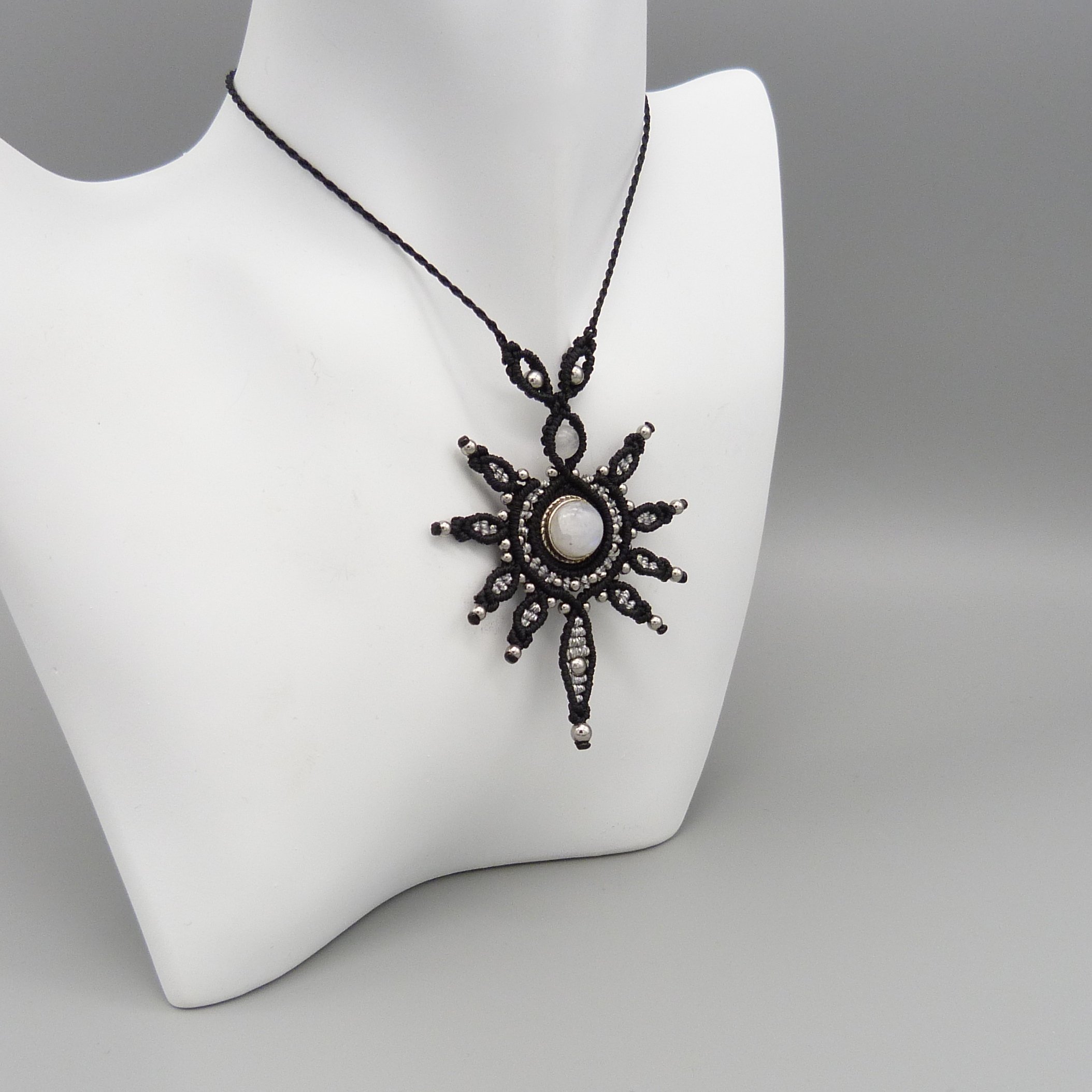 collier noir en micro-macramé avec une pierre de lune sertie