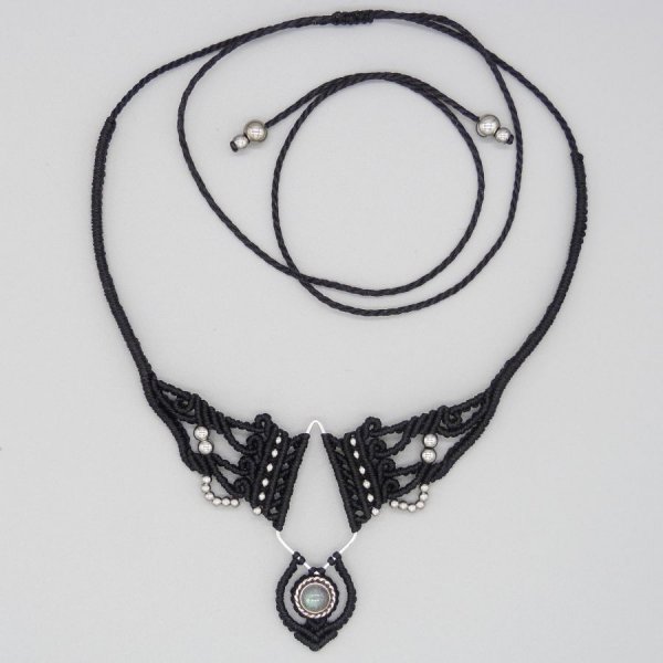Collana in micro-macram&eacute; nero con labradorite incastonata