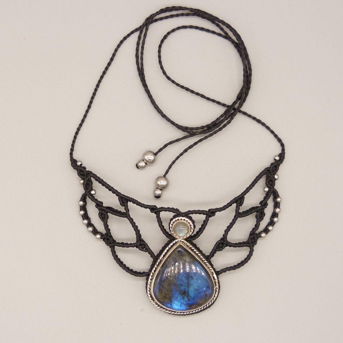 Collana in micro-macramé nero con labradorite incastonata