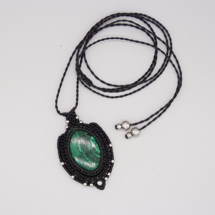 Collier noir en micro-macramé avec une malachite