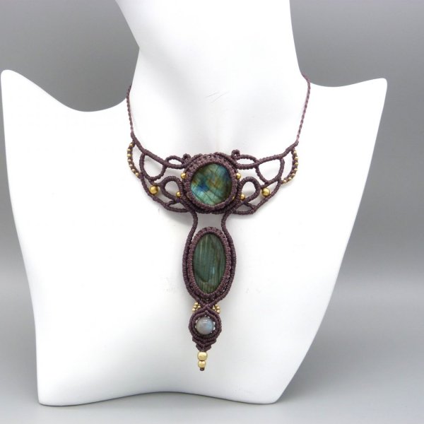 Collier ras-du-cou avec labradorites en micro-macram&eacute; mauve fonc&eacute; 
