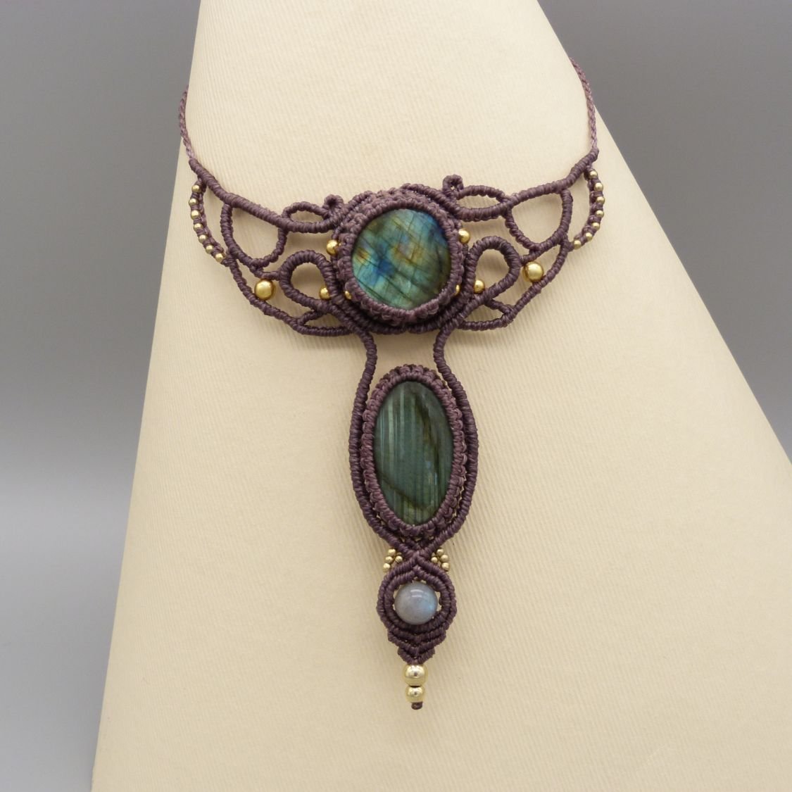 Collier ras-du-cou avec labradorites en micro-macramé mauve foncé 