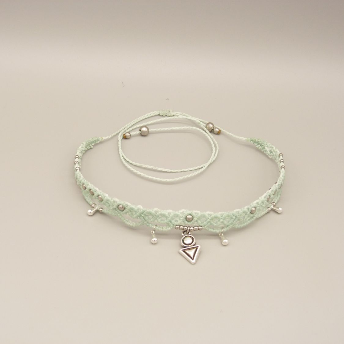 Collana girocollo in micro macramè verde acqua