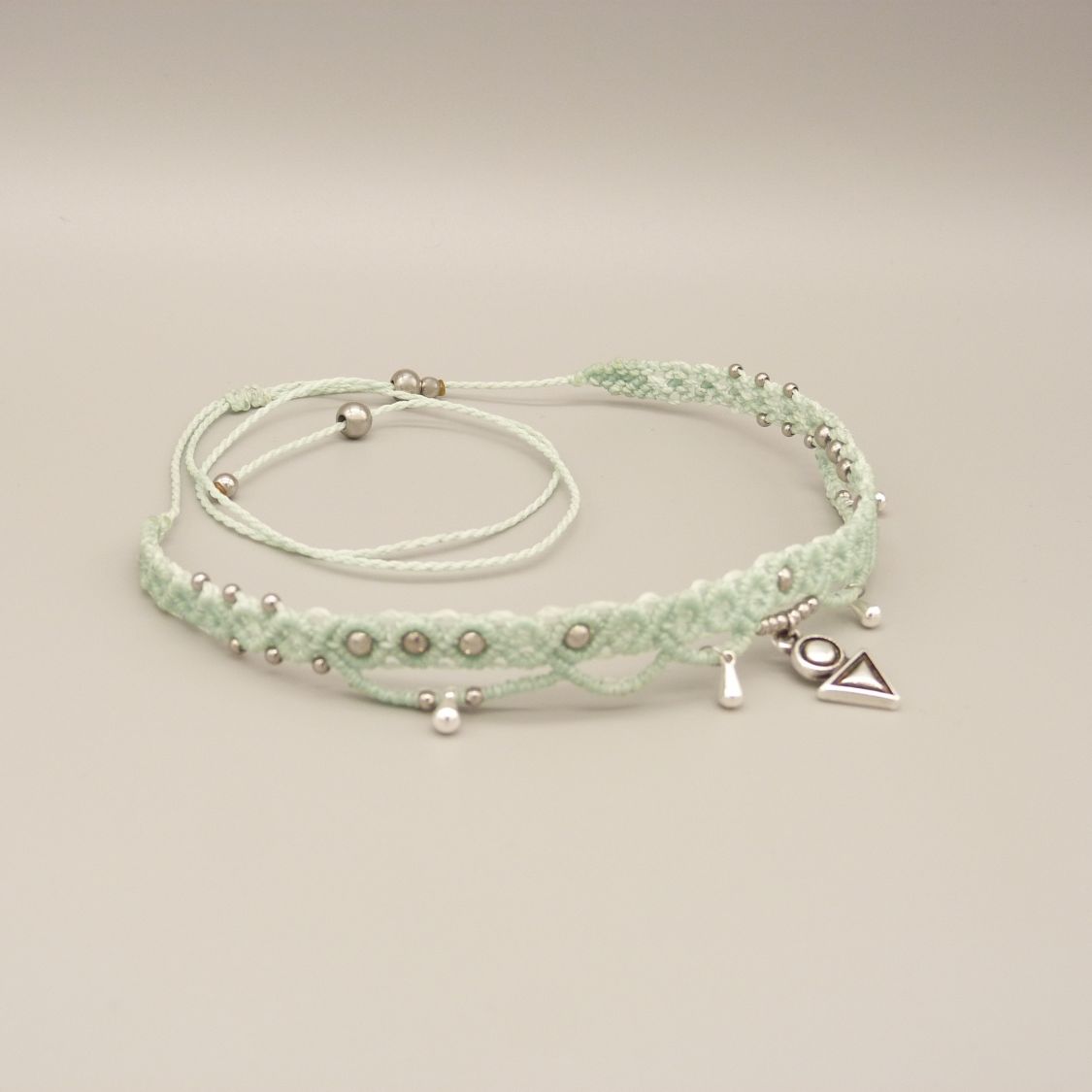 Collana girocollo in micro macramè verde acqua