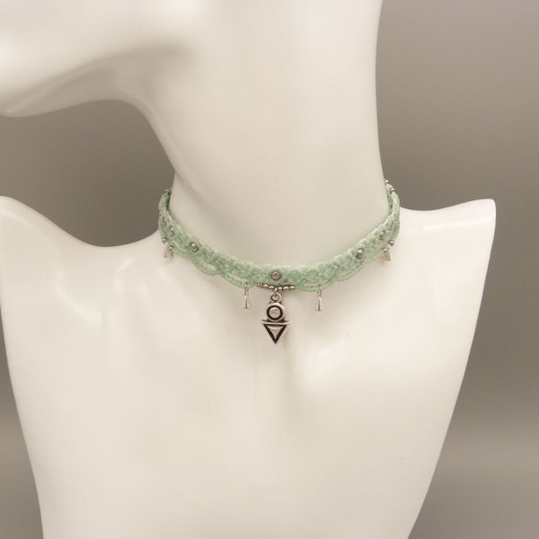 Collana girocollo in micro macram&egrave; verde acqua