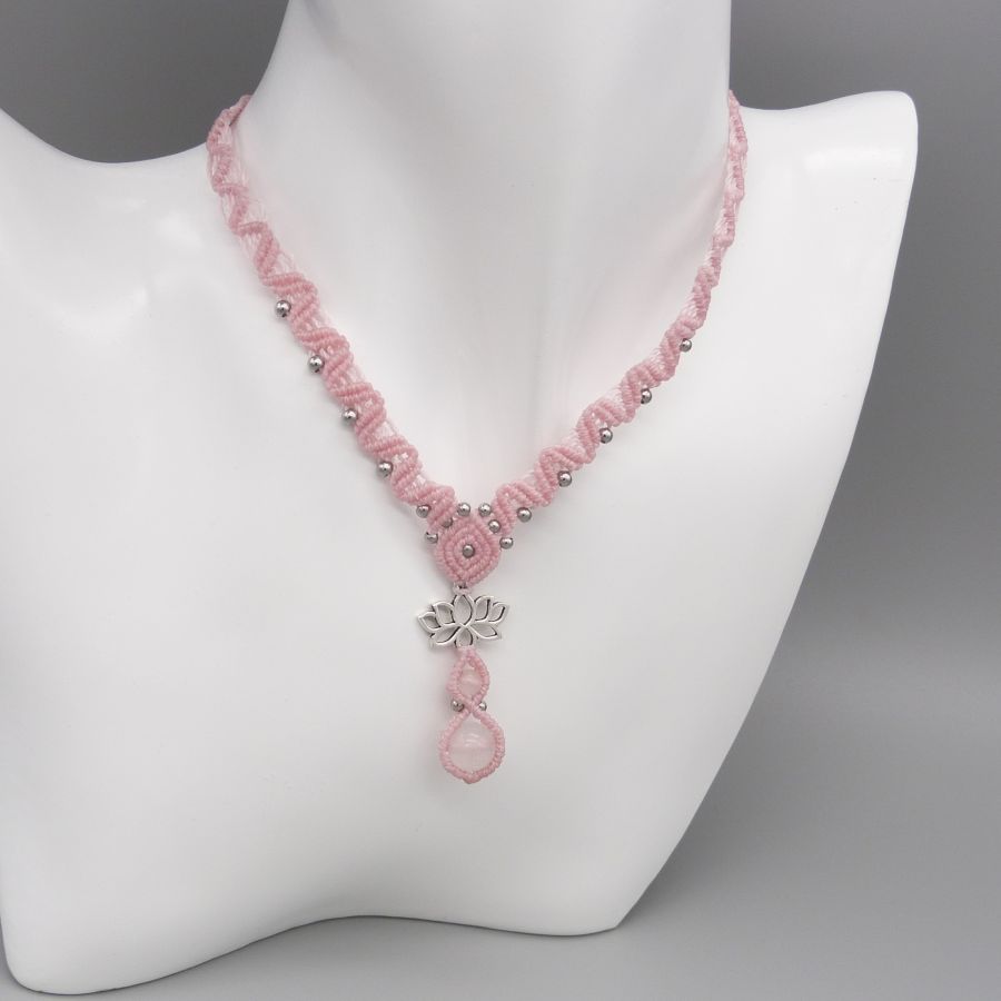 Collana in micro-macramè rosa con due perle di quarzo 