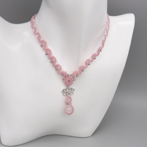 Collana in micro-macram&egrave; rosa con due perle di quarzo 